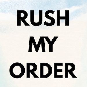 Pode incluir: Gráfico digital com as palavras "RUSH MY ORDER" em negrito preto. O fundo tem um efeito de aquarela com tons de azul e branco. Um logotipo circular na parte inferior diz "AT HOME WITH ALICIA" com uma ilustração de casa e detalhes florais.