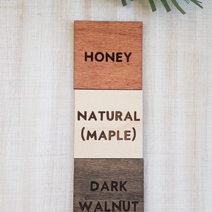 Peut inclure: Trois &eacute;chantillons de bois montrant diff&eacute;rentes couleurs de teinture&nbsp;: miel, naturel (&eacute;rable) et noyer fonc&eacute;.
