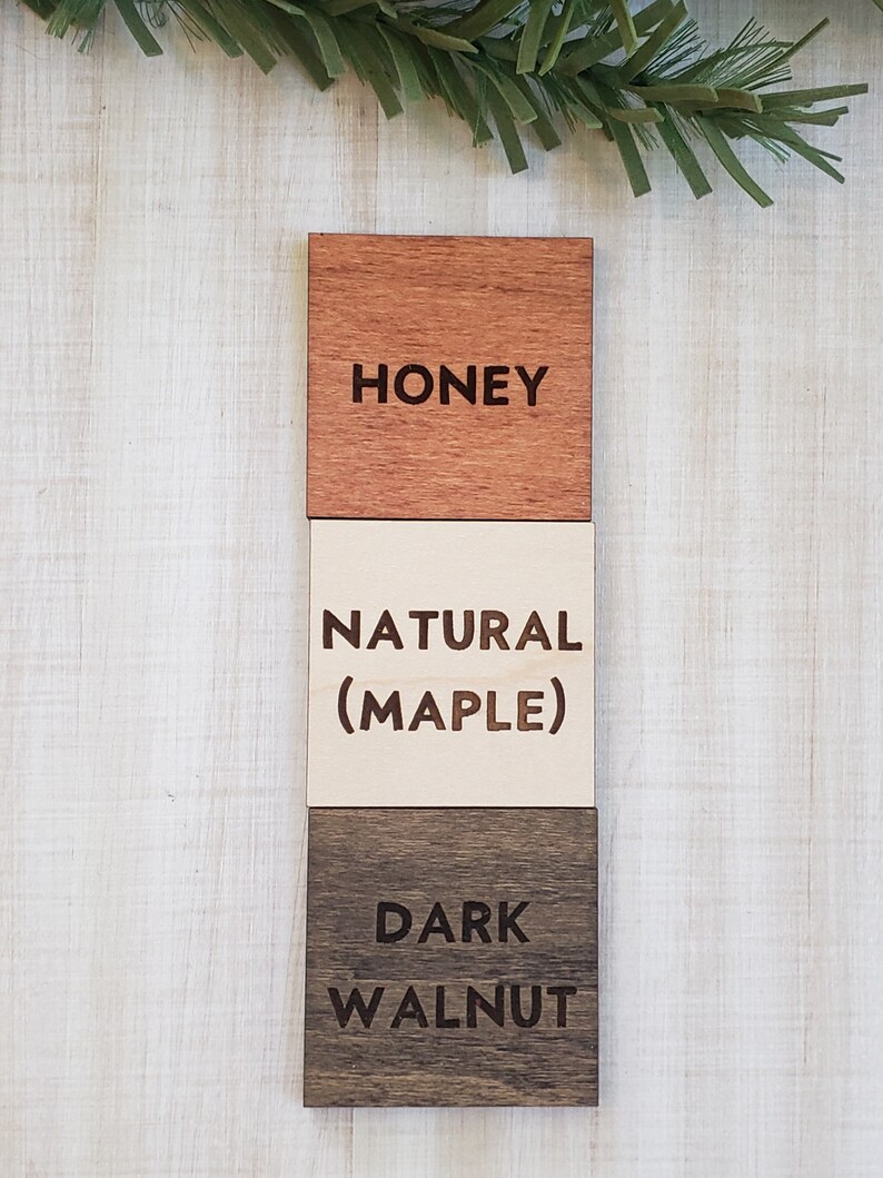 Peut inclure: Trois &eacute;chantillons de bois montrant diff&eacute;rentes couleurs de teinture&nbsp;: miel, naturel (&eacute;rable) et noyer fonc&eacute;.