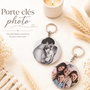 Può includere: Due portachiavi circolari in metallo con fotografie personalizzate in bianco e nero. Un portachiavi mostra una persona che tiene in braccio un neonato, l'altro un ritratto di gruppo di un adulto e tre bambini. Ogni portachiavi ha un anello.
