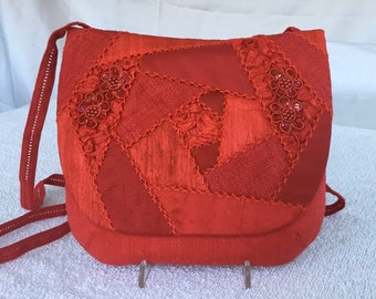 Umhängetasche/Patchwork, bestickt, aus kirschroter Seide, Theatertasche