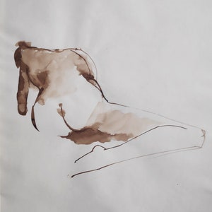 Donna in perfetta forma sdraiata sensuale schiena glutei disegno a inchiostro macchia di noce modello dal vivo nudo posizione elegante linea del piede decorazione