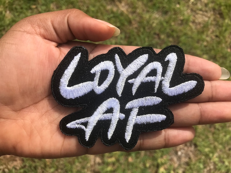 Peut inclure: Un patch thermocollant noir avec du texte brod&eacute; blanc qui dit "LOYAL AF".