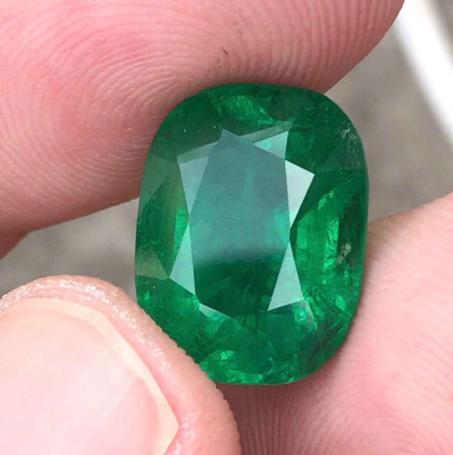 Emerald 9.65 carats Vivid Green Color and Best Clarity and