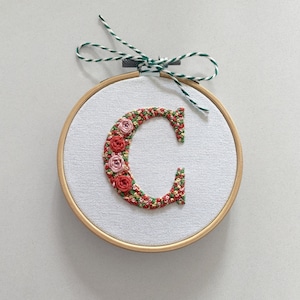 Letras bordadas a mano personalizadas con inicial bordada a mano, punto de aguja, regalo casero personalizado, decoración colorida para el hogar