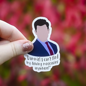 Può includere: Un adesivo con un'illustrazione di un uomo in abito e cravatta. Il testo sull'adesivo dice "Dammit! I can't find my driving moccasins anywhere!"