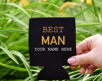 Puede incluir: Enfriador de latas negro con texto dorado que dice "BEST MAN YOUR NAME HERE".