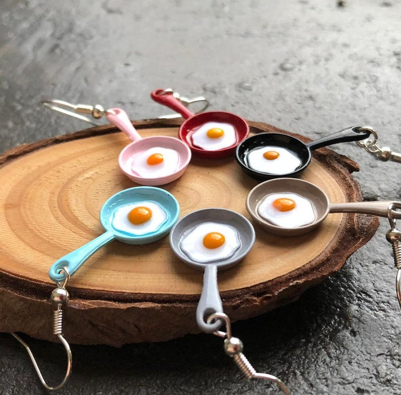 Boucles d'oreilles œuf au plat et poêle 3D Petit déjeuner Brunchs Couleurs dépareillées image 2