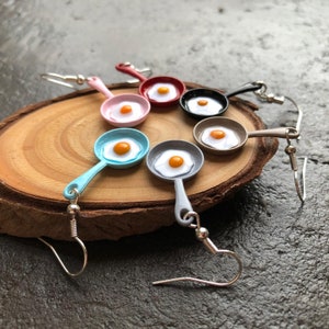 Boucles d'oreilles œuf au plat et poêle 3D Petit déjeuner Brunchs Couleurs dépareillées image 4