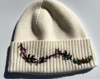 Handgeborduurde witte herfstbeanie