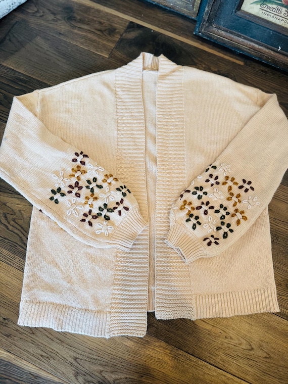 Cardigan da donna in maglia color cammello con fiori ricamati a