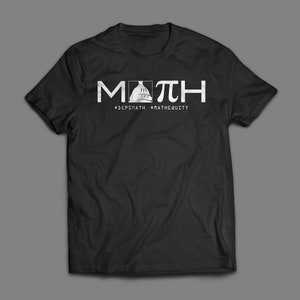 Può includere: Maglietta nera con un design grafico bianco che dice "MATH" con un simbolo pi stilizzato al posto della "A". La grafica include anche il testo "#DCPSMATH #MATHEQUITY".