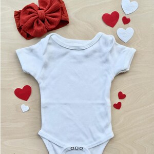 Babybodys, Valentinstag Mock-Up mit roter Schleife, digitale Unterladung, Babytücher