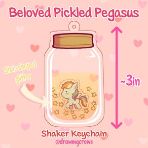 Peut inclure: Un porte-clés en forme de bocal en verre transparent avec un pégase de dessin animé à l'intérieur. Le bocal a un couvercle doré et est rempli de paillettes dorées en forme d'étoile. Le porte-clés mesure environ 7,6 cm de haut. "Beloved Pickled Pegasus" et "Shaker Keychain" sont écrits sur l'image.