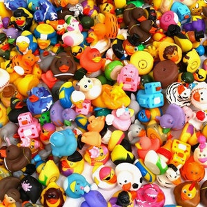 Puede incluir: Una colección de patos de goma de colores en varias formas y tamaños. Los patos están hechos de goma suave y exprimible y presentan diferentes diseños, incluyendo animales, personajes y patrones abstractos.