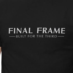 Puede incluir: Camiseta negra con el texto blanco "FINAL FRAME" y la frase "BUILT FOR THE THIRD" debajo. La camiseta es de cuello redondo y parece estar hecha de un material suave.