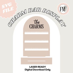 以下が含まれることがあります： 丸みを帯びたアーチに「The Charms」という文字が書かれた、レーザーカットされたチャームバーディスプレイ。ディスプレイには3つの棚と引き出し付きのベースがあります。画像の下部には「Laser Ready Digital Download Only」というテキストがあります。