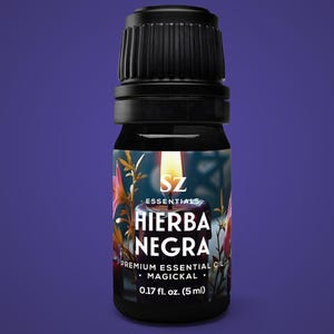 Puede incluir: Una botella de aceite esencial negro con tapa negra. La etiqueta dice "HIERBA NEGRA" con "PREMIUM ESSENTIAL OIL" y "MAGICKAL" debajo. La botella contiene 5 ml de aceite. El fondo es azul oscuro.