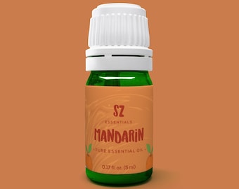 Könnte beinhalten: Eine grüne Glasflasche mit weißem Verschluss, beschriftet mit "SZ ESSENTIALS MANDARIN PURE ESSENTIAL OIL" und "0.17 fl. oz. (5 ml)".
