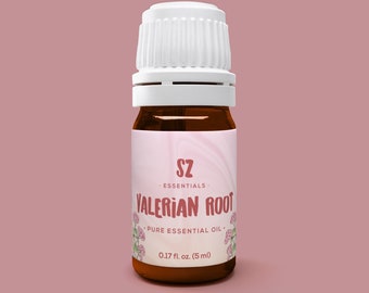 Könnte beinhalten: Eine braune Glasflasche mit weißem Verschluss und einem rosa Etikett. Das Etikett lautet "SZ Essentials. Valerian Root Pure Essential Oil 0.17 fl. oz. (5 ml)"
