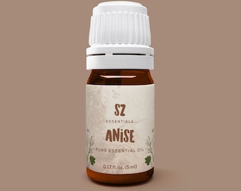Könnte beinhalten: Eine braune Glasflasche mit weißem Verschluss, beschriftet mit "SZ ESSENTIALS. ANISE PURE ESSENTIAL OIL 0.17 fl. oz. (5 ml)".