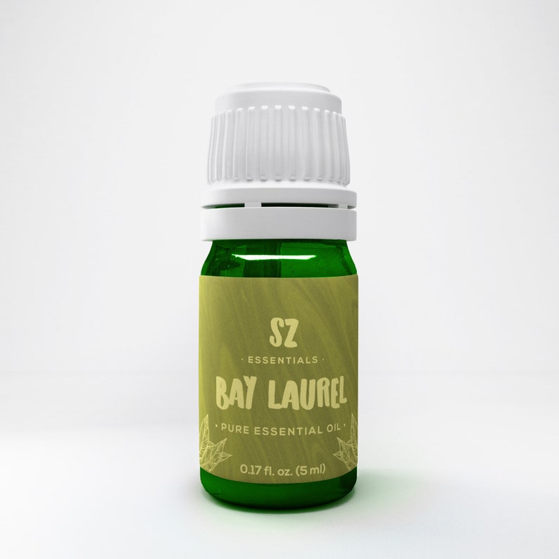 K&ouml;nnte beinhalten: Eine gr&uuml;ne Glasflasche mit wei&szlig;em Verschluss, beschriftet mit "SZ ESSENTIALS BAY LAUREL &bull; PURE ESSENTIAL OIL &bull; 0.17 fl. oz. (5 ml)"