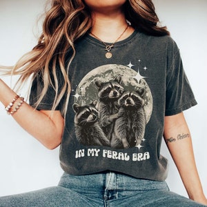 Comfort Colors® en mi camiseta de la era salvaje, camiseta gráfica de gran tamaño de estilo vintage, regalo de mapache divertido, camiseta retro de la luna del mapache, amantes de los mapaches