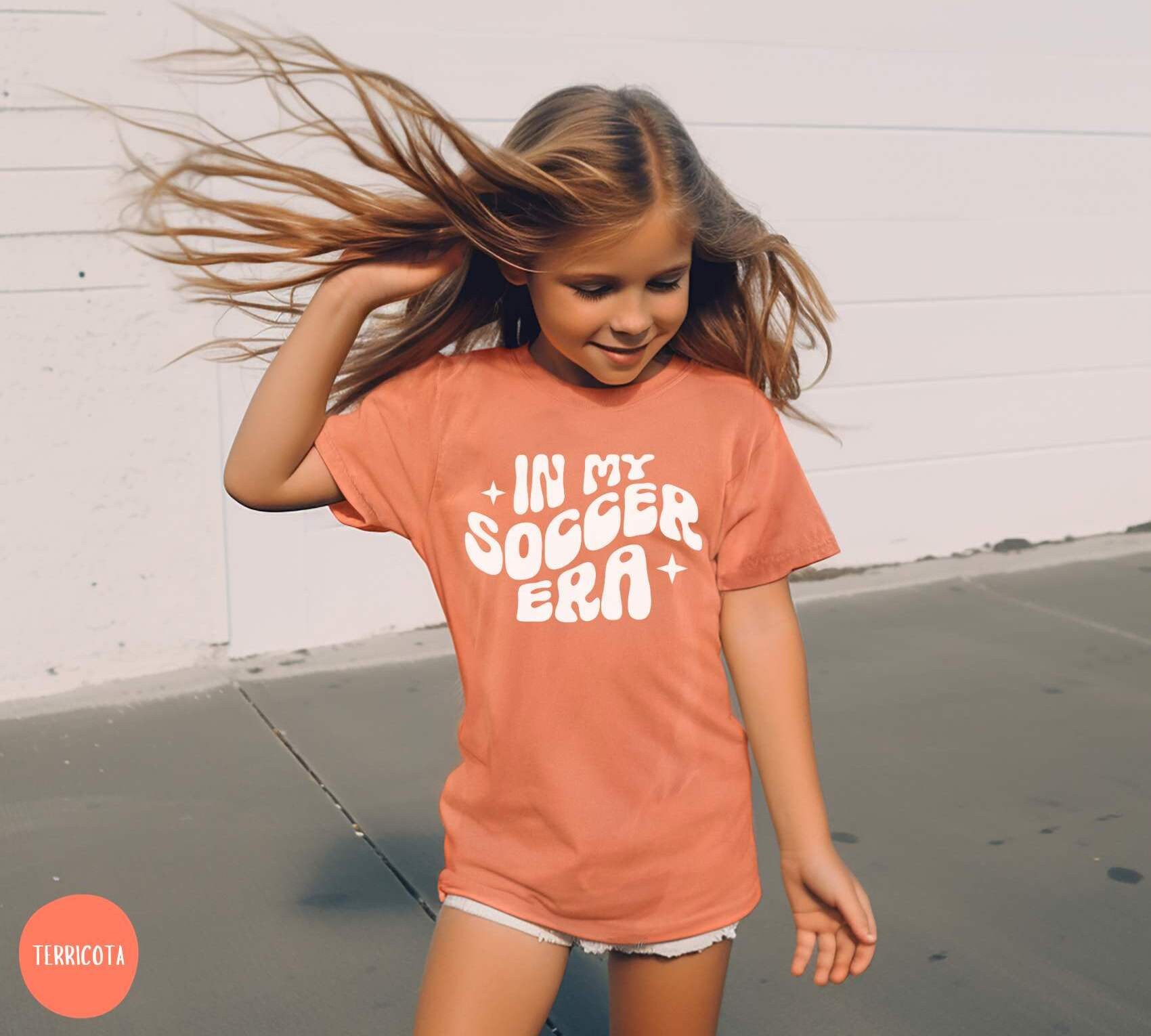 通販 送料無料 Comfort Colors Soccer Kids Shirt, in My Soccer Era, Cute Soccer&Futsal