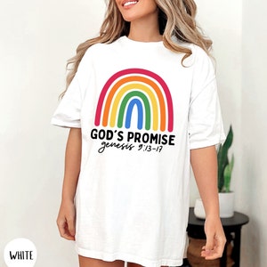 K&ouml;nnte beinhalten: Wei&szlig;es T-Shirt mit einem Regenbogen-Motiv und dem Text "GOD'S PROMISE genesis 9:13-17".