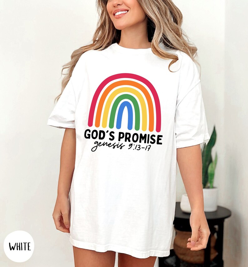K&ouml;nnte beinhalten: Wei&szlig;es T-Shirt mit einem Regenbogen-Motiv und dem Text "GOD'S PROMISE genesis 9:13-17".