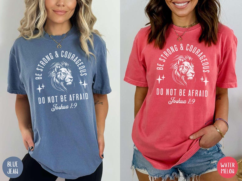 Pu&ograve; includere: Una maglietta blu e una rossa con una stampa grafica bianca di un leone con il testo "Be Strong & Courageous Do Not Be Afraid Joshua 1:9".