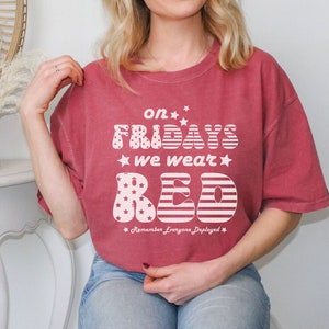 Peut inclure: T-shirt rouge, blanc et bleu avec l'inscription "on Fridays we wear red" et "Remember Everyone Deployed".