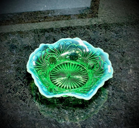 ジェファーソン　グラス　グリーンオパールセント　フェントン Antique 1905 | Jefferson Glass Company | Green Opalescent | EAPG