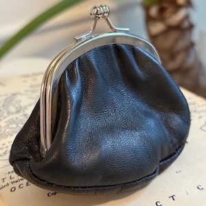 Monedero de cuero negro con cierre vintage / Monedero elegante y seguro para monedas y efectivo / Regalo perfecto para ella