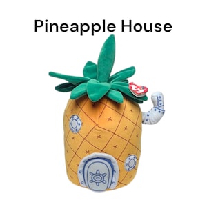 Peut inclure: Une peluche en forme de maison ananas jaune, avec des feuilles vertes et des d&eacute;tails bleus et blancs. Le texte "Pineapple House" est affich&eacute; au-dessus du jouet. Le jouet est con&ccedil;u pour ressembler &agrave; une maison de dessin anim&eacute;.