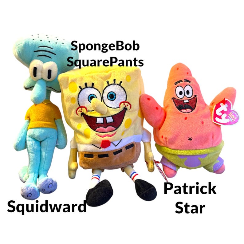 Peut inclure: Trois peluches des personnages de la s&eacute;rie anim&eacute;e Bob l'&eacute;ponge. Les personnages sont Carlo Tentacule, Bob l'&eacute;ponge et Patrick &Eacute;toile. Le jouet Bob l'&eacute;ponge est jaune, le jouet Carlo Tentacule est bleu et le jouet Patrick &Eacute;toile est rose.