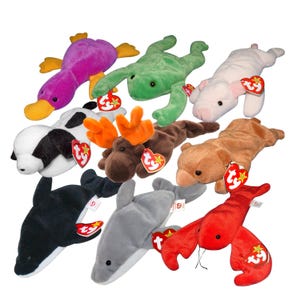 Peut inclure: Collection de peluches d'animaux de différentes couleurs et designs. Comprend un canard violet, une grenouille verte, un lapin blanc, un panda noir et blanc, un orignal marron, un ours brun, un orque noir, un dauphin gris et une langouste rouge. Chaque jouet a une étiquette.