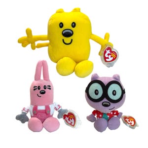 以下が含まれることがあります： 3つのぬいぐるみ：腕と脚のある黄色いキャラクター、オーバーオールを着たピンクのウサギ、メガネをかけた紫色の猫。 各おもちゃには、Tyのハート型のタグが付いています。 おもちゃは子供向けに設計されています。