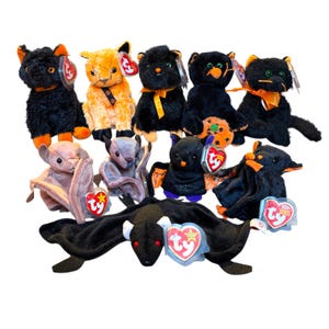 Può includere: Una collezione di 10 Ty Beanie Babies a tema Halloween, tra cui un gatto nero, un pipistrello marrone e un gatto arancione. I Beanie Babies hanno tutti i cartellini Ty.