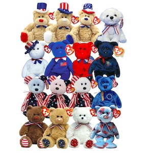 Könnte beinhalten: Eine Sammlung von patriotisch gestalteten Plüschtieren, darunter Bären und ein weißer Hund. Die Bären sind in verschiedenen Farben wie Beige, Blau, Rot und Weiß gehalten und mit Accessoires im amerikanischen Flaggen-Design verziert. Jedes Plüschtier hat ein Ty-Etikett.