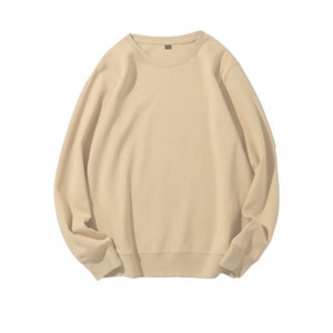 Peut inclure: Un sweat-shirt beige clair &agrave; col rond et manches longues.