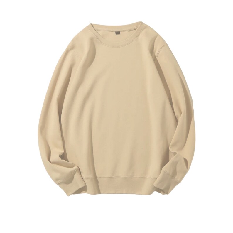 Peut inclure: Un sweat-shirt beige clair &agrave; col rond et manches longues.