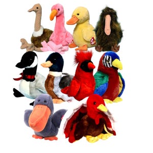 Puede incluir: Una colección de peluches de pájaros en varios colores y diseños. Incluye un avestruz marrón, un flamenco rosa, un pato amarillo, un kiwi, un ganso, un ánade real, un cardenal rojo, un loro, un pelícano y un pavo. Cada juguete tiene una apariencia única.
