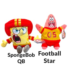 Peut inclure: Deux peluches de Bob l'&eacute;ponge et Patrick &Eacute;toile de mer en tenue de football am&eacute;ricain. Bob l'&eacute;ponge porte un casque et un maillot rouges, avec l'inscription "QB". Patrick porte un maillot jaune avec le num&eacute;ro "05" et le texte "Football Star".