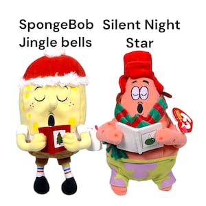 Peut inclure: Deux peluches SpongeBob SquarePants et Patrick Star v&ecirc;tus pour No&euml;l. Bob l'&eacute;ponge porte un bonnet de P&egrave;re No&euml;l et chante &agrave; partir d'un livre. Patrick porte un chapeau rouge et une &eacute;charpe verte et rouge, chantant &eacute;galement. Le texte au-dessus indique "SpongeBob Jingle bells" et "Silent Night Star".