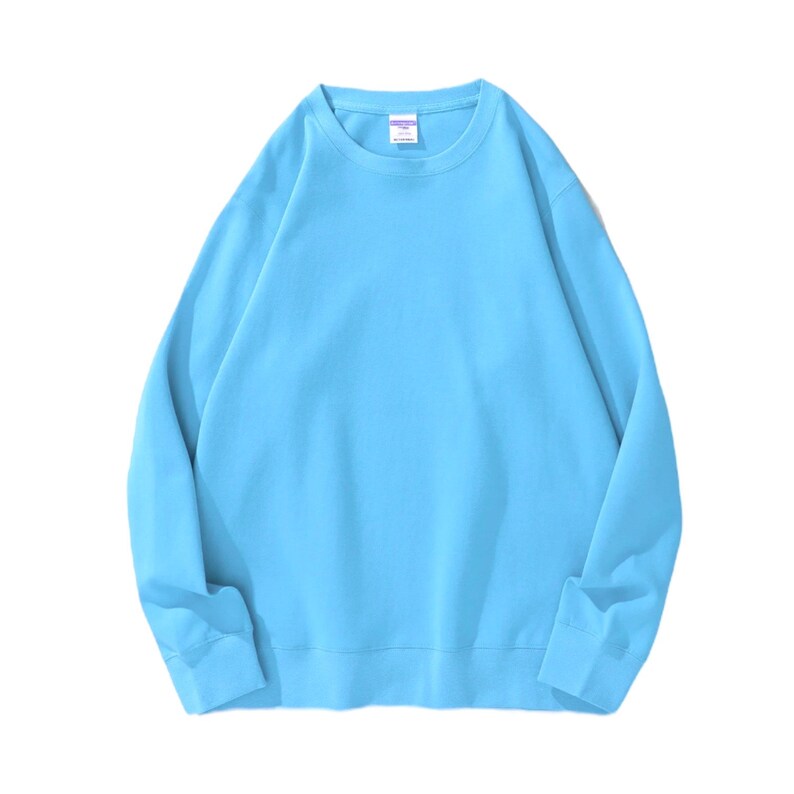 Peut inclure: Un sweat-shirt bleu clair &agrave; manches longues et col rond.