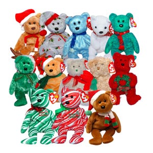 Könnte beinhalten: Eine Sammlung von Plüschteddys in verschiedenen Farben, die jeweils mit Accessoires zum Thema Feiertage verziert sind. Einige Bären tragen Weihnachtsmützen, Schals oder Rentiergeweihe. Mehrere haben Streifenmuster oder Weihnachtsgrüße. Die Bären sind eine festliche Auswahl.