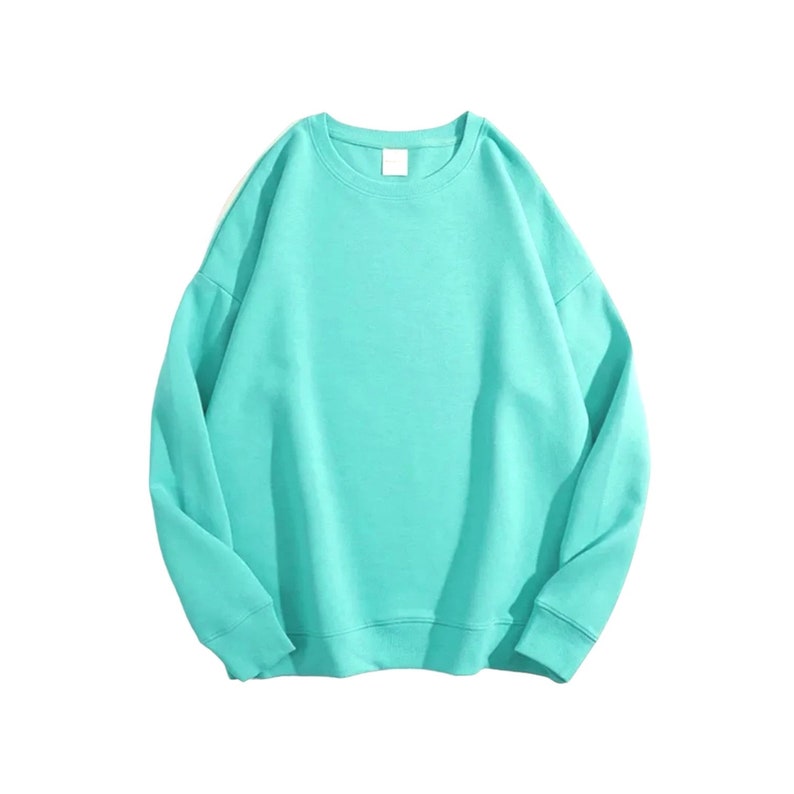 Peut inclure: Un sweat &agrave; manches longues turquoise avec un col rond.