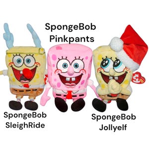Peut inclure: Trois peluches Bob l'&eacute;ponge. L'une est jaune avec des bois bleus et le texte "SpongeBob SleighRide". La seconde est rose avec le texte "SpongeBob Pinkpants". La troisi&egrave;me est jaune avec un bonnet de P&egrave;re No&euml;l et le texte "SpongeBob Jollyelf".