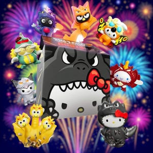 Puede incluir: Una caja cuadrada con un gráfico estilizado en blanco y negro de un personaje con un lazo rojo, rodeado por ocho coloridas figuras de Sanrio vestidas con varios disfraces de monstruos sobre un fondo de fuegos artificiales.